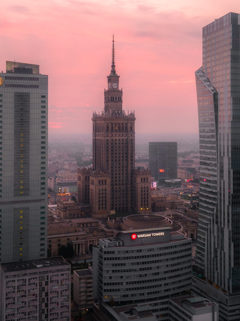 Warsaw at sunset. Photo credit: Konrad Kotowski // Instagram @podniebny_kot
