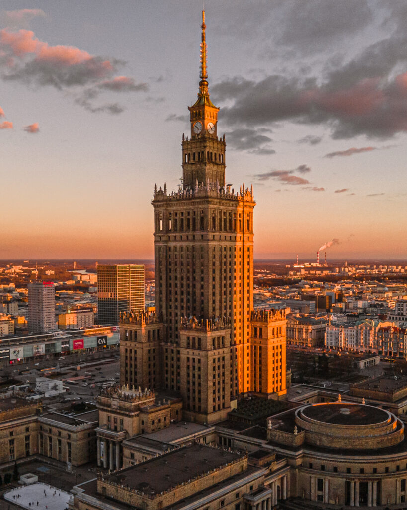 Warsaw at sunset. Photo credit: Konrad Kotowski // Instagram @podniebny_kot