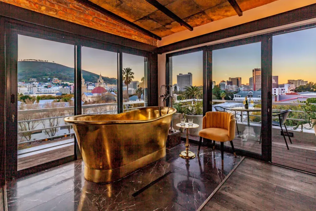 Luxury Penthaus airbnb in the center of Cape Town // Photo credit Airbnb