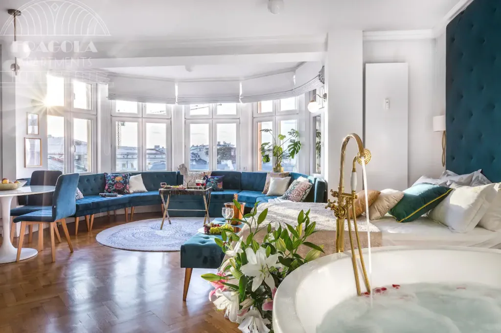 JACUZZI SUITE ON MARKET SQUARE IN KRAKOW // Photo Credit Airbnb