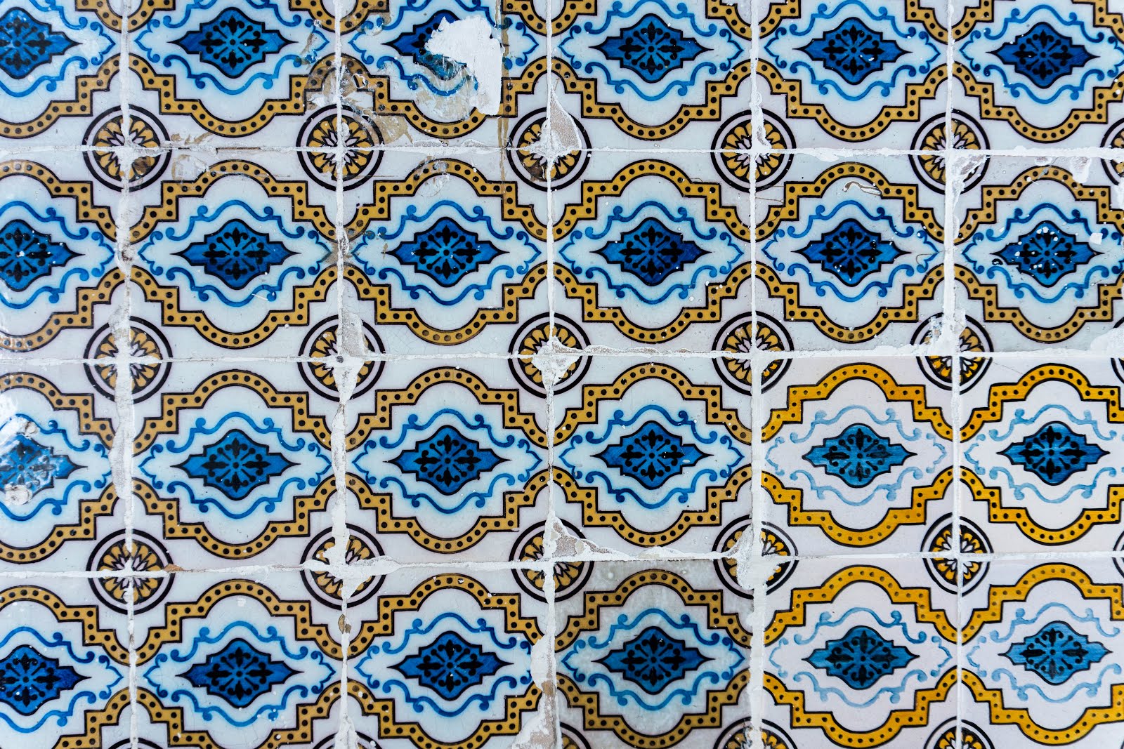 Typical Lisbon tiles // Photo credit @heyandiehey