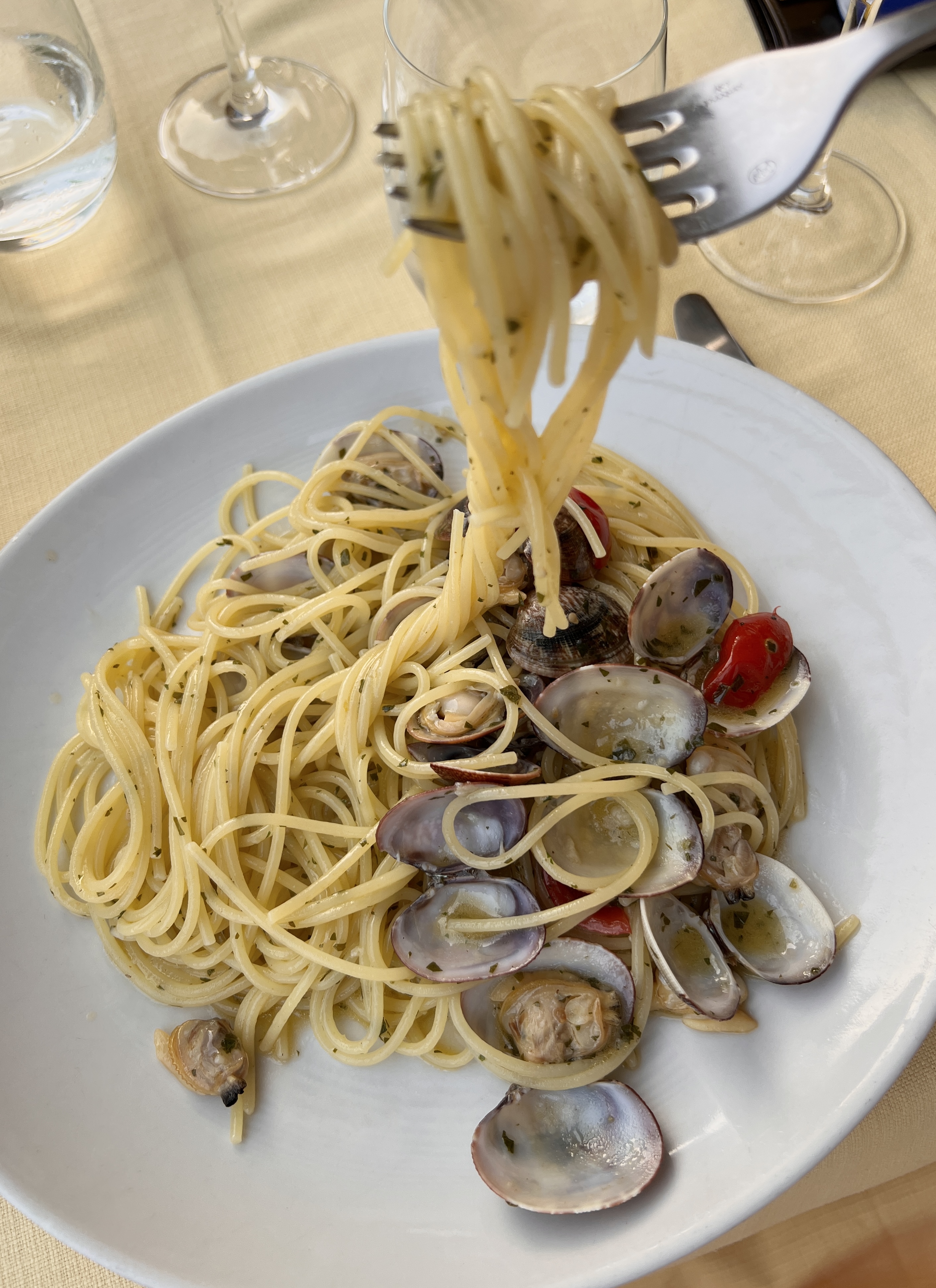 Spaghetti alle vongole at Taverna del Marinaio //Photo Credit Giacomo Sonzini