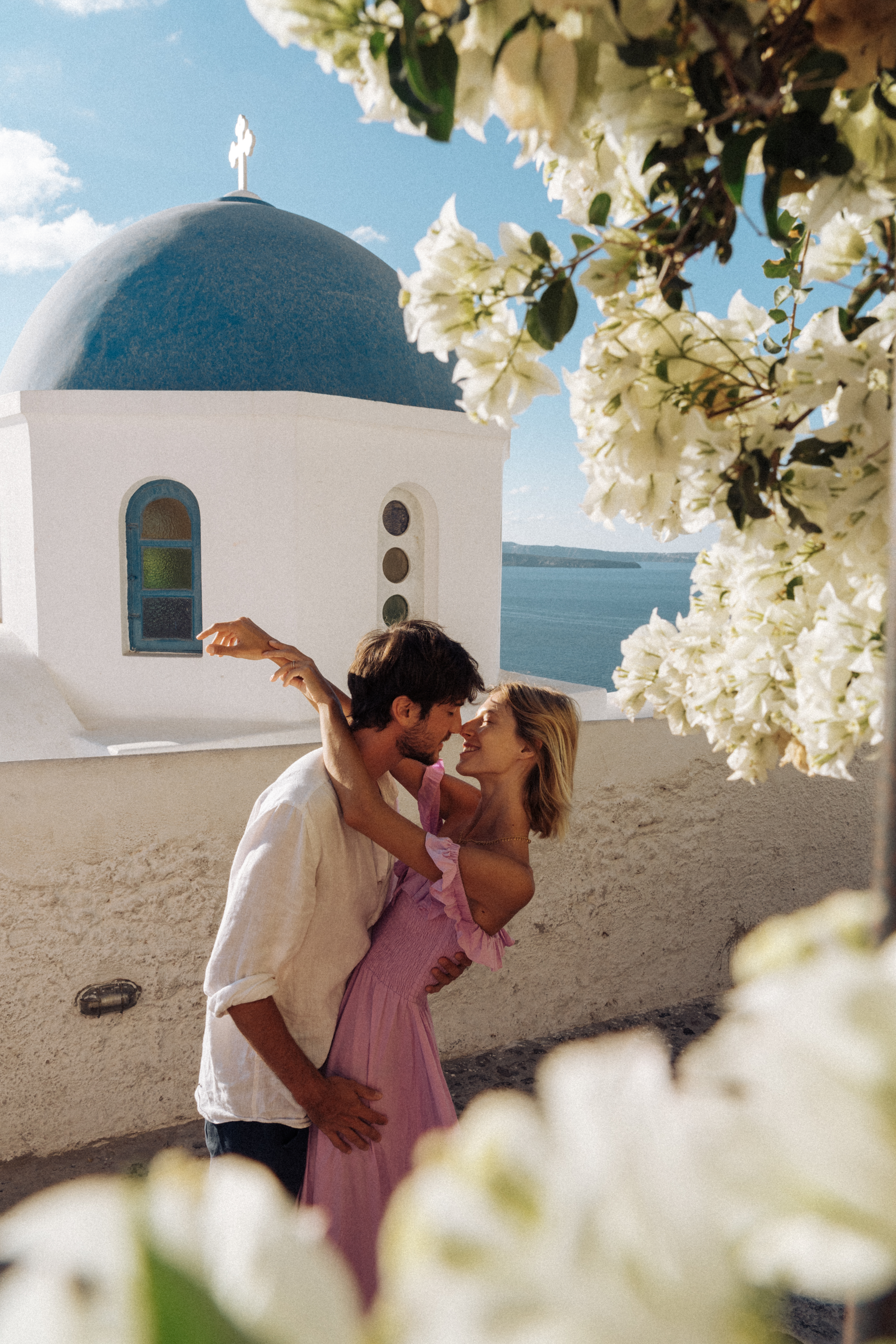 Our experts behind this list of 10 Prettiest Spots in Santorini  Martyna & Hamilton // Photo credit  @voyageinstyle_ 