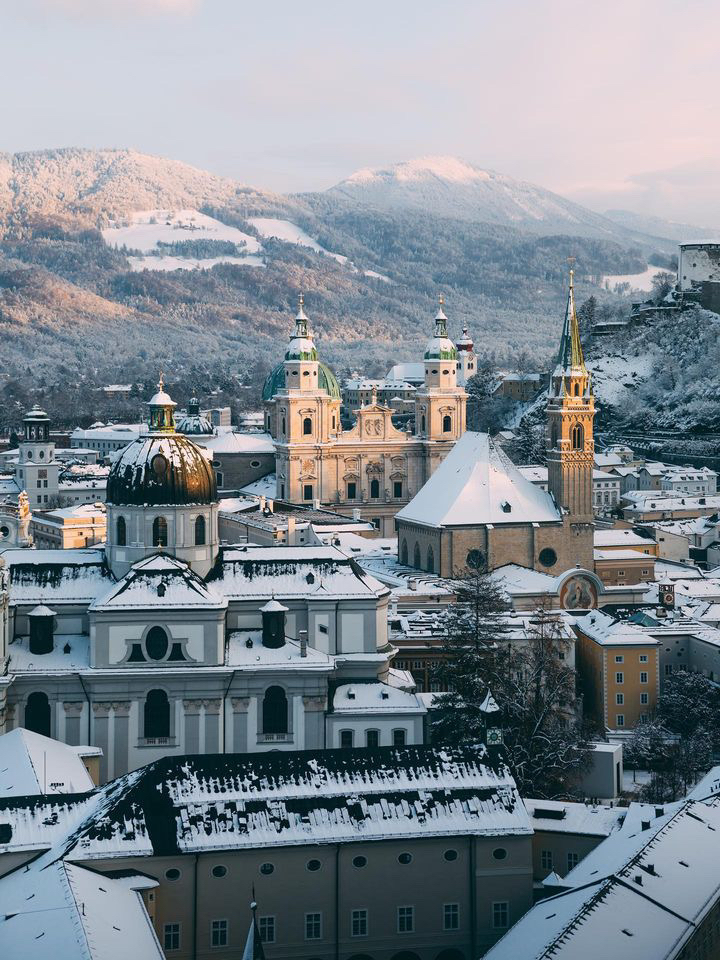 Austria has some of the best alternative, smaller, as well as under-the-radar Christmas Markets in Europe! Here Salzburg by @zeppaio