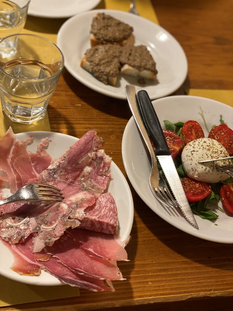 At Brindellone you will get simple yet delicious food in an authentic atmosphere - definitely add it to your 2-day itinerary for Florence! Photos Antonia Fest