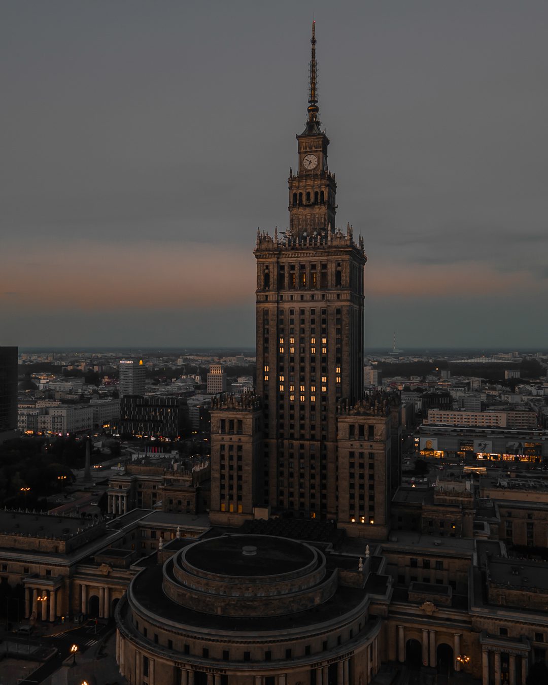 Warsaw at night - Photo credit: Konrad Kotowski // Instagram @podniebny_kot