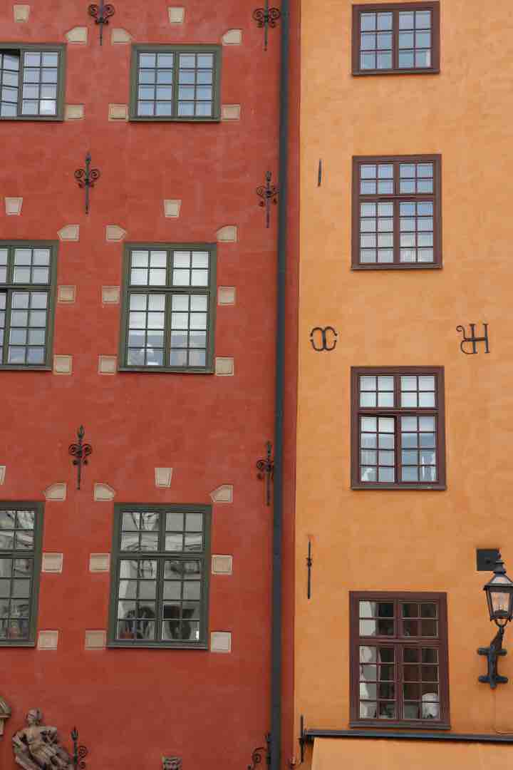 Gamla Stan, Stockholm’s Old Town, is a fairytale maze of cobbled streets, ochre buildings, and hidden courtyards. Yes, it’s touristy — but it’s also magical, especially if you wander early or at dusk.